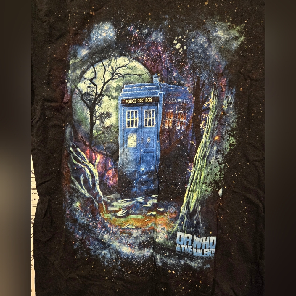 EUC Like New Dr Who And The Daleks Tardis Black Graphic Tee Size Medium - Picture 2 of 7